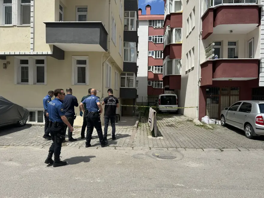 Evdeki tartışma kavgaya dönüştü, bıçaklayıp balkondanattılar 