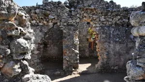 Beçin Antik Kenti'ndeki kazılarda bulunan oyuncaklar Roma ve Türk dönemine ışık tutuyor