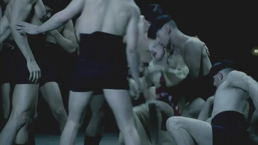 Gaga'dan homoerotik bir askeri fantezi 52