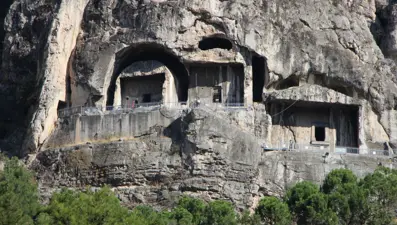 Amasya'da 2 bin yıllık mezarlık: Hapishane olarak kullanıldığı biliniyor