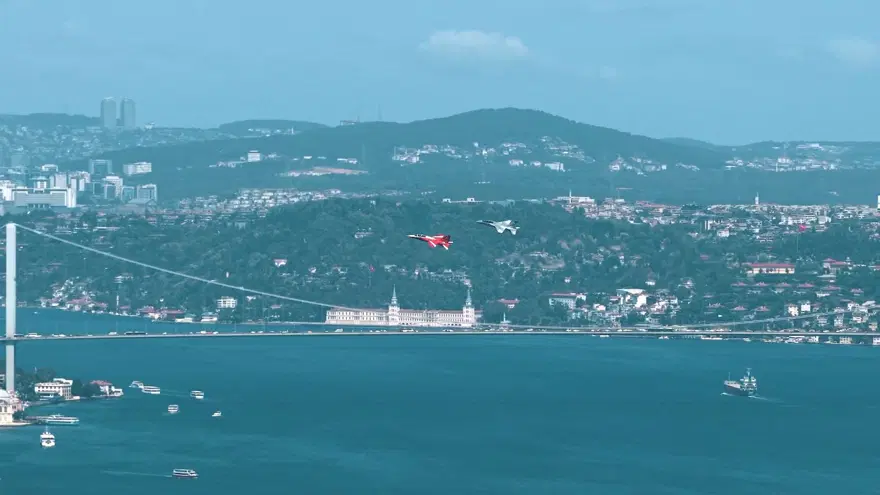 İstanbul Boğazı'nda heyecan dolu an İstanbul Boğazı'nda heyecan dolu an