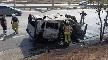 Seyir halindeki hafif ticari araç alev alev yandı