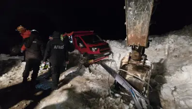 Yaylada araçların üzerine çığ düştü: 15 vatandaş kurtarıldı