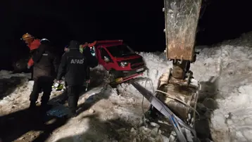 Yaylada araçların üzerine çığ düştü: 15 vatandaş kurtarıldı