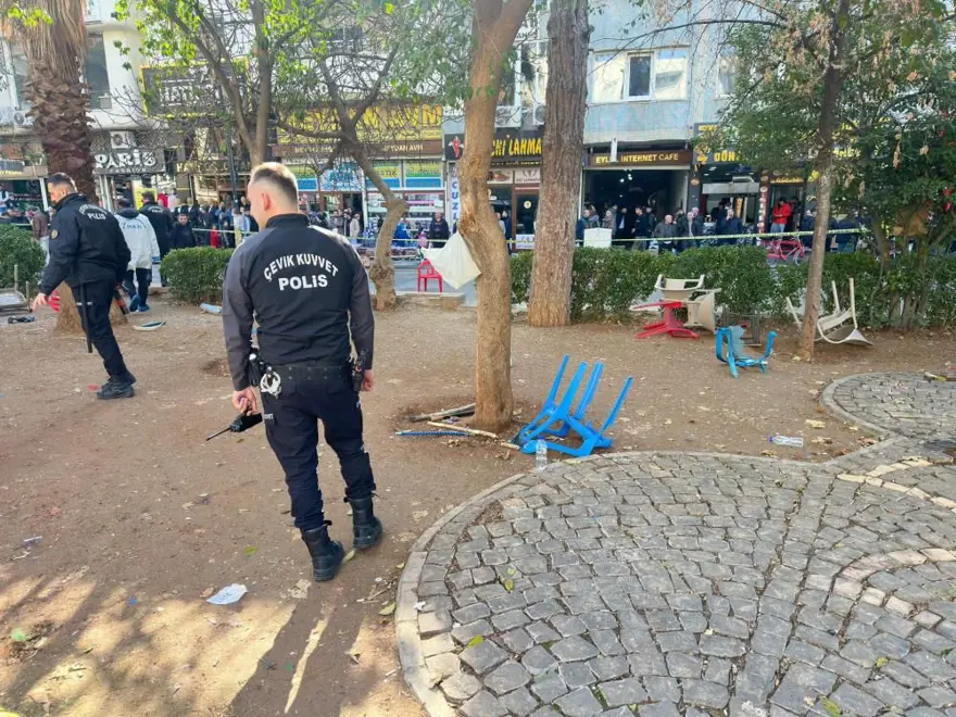 İlçeyisavaş alanına çeviren bıçaklı kavga: 8 yaralı 3