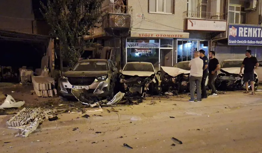 Alkollü sürücü 5 araca ve trafoya çarparak ancak durabildi 2 Alkollü sürücü 5 araca ve trafoya çarparak ancak durabildi 2