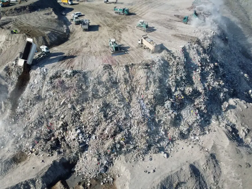 Enkaz birikintisi dağ gibi yükseliyor 6