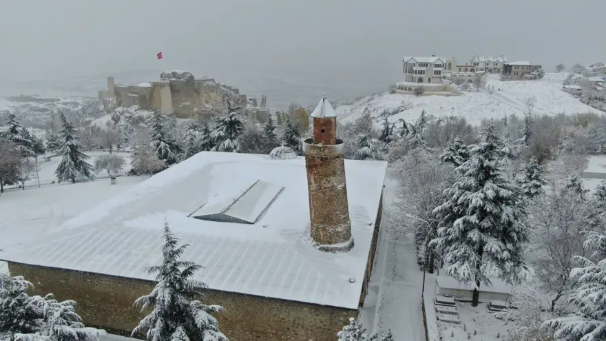 Beyaz gelinliğini giyen Harput’ta ortaya kartpostallık görüntüler çıktı 5