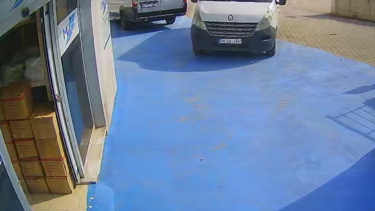 El frenini çekmeyi unutunca panelvan yola indi