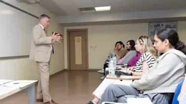 Alman Başkonsolostan vize uyarısı: "Zorunlu kalmadıkça kendiniz yapın"