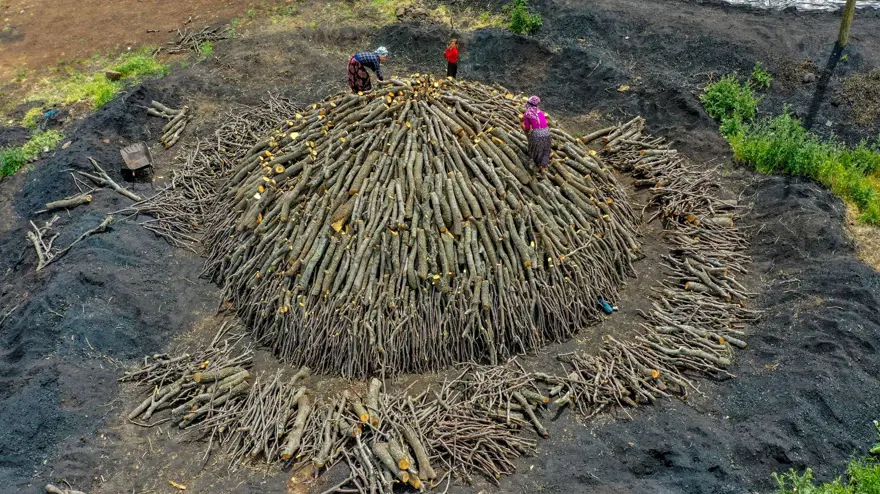 Ekmeklerini mangal kömüründen çıkarıyorlar 23