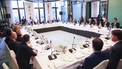 Bakan Çavuşoğlu Hollanda'da iş insanlarıyla görüştü