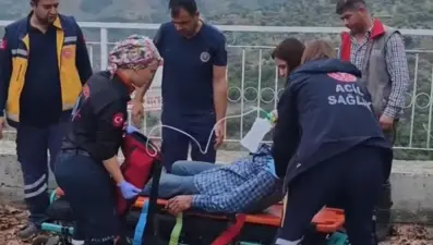 Kamyonet 100 metreden yuvarlandı: 1'i ağır 2 yaralı