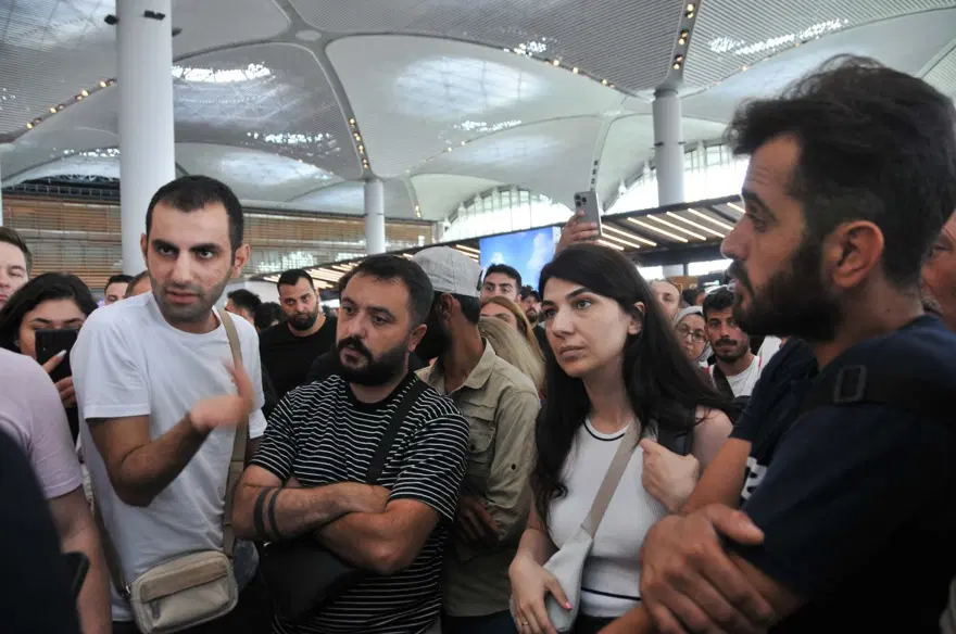 İstanbul Havalimanı’nda iki gündür uçak bekliyorlar: “Saatlerdirburada bekliyoruz” 1 İstanbul Havalimanı’nda iki gündür uçak bekliyorlar: “Saatlerdirburada bekliyoruz” 1
