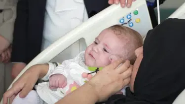 Enkazdan 128 saat sonra kurtarılan mucize bebek annesine kavuştu