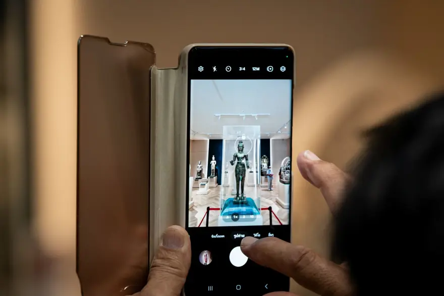 Altın Çocuk ve Diz Çöken Kadın heykelleri Tayland'a geri gönderildi 6 Altın Çocuk ve Diz Çöken Kadın heykelleri Tayland'a geri gönderildi 6