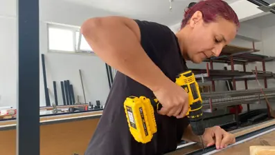 Eşi eleman bulamayınca kolları sıvadı: Sanayide 2 yılda usta oldu