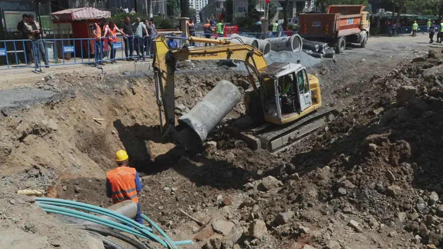 Sarıyer'de çöken yolda onarım çalışmaları sürüyor 2