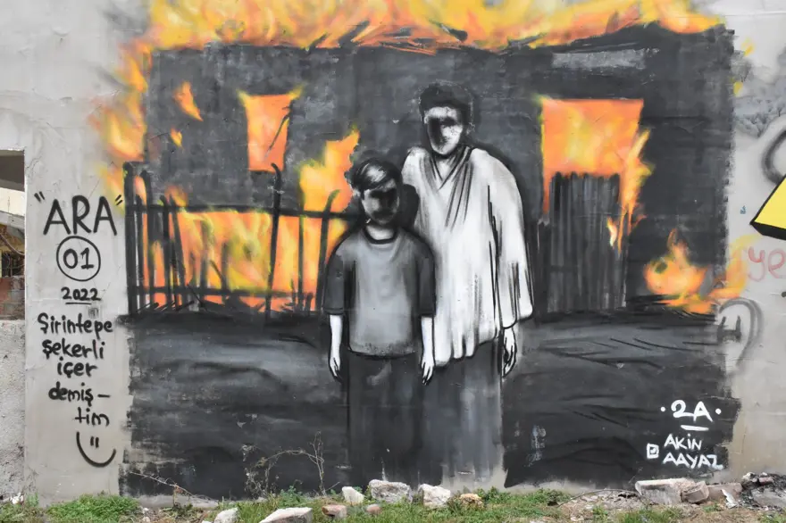 Güzel sanatlar öğrencisi duvarları renklendirip atık malzemeleri sanat eserine dönüştürüyor 3