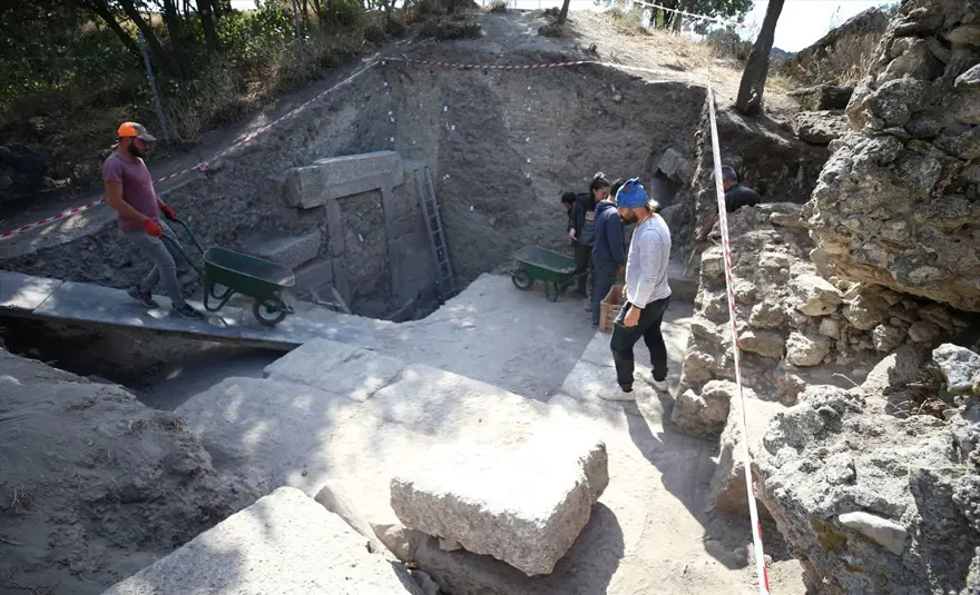 Alexandria Troas'da 2 bin 200 yıllık çarşının iki kapısına ulaşıldı 1