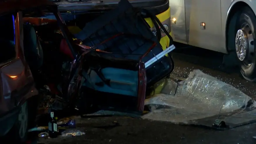 İstanbul'da feci kaza: Otomobil İETT otobüsüyle çarpıştı, 2 kişi öldü 4