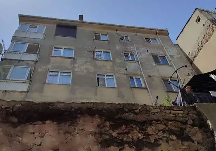 Fatih'te istinat duvarı çöktü! Olayın ardından bir bina boşaltıldı
