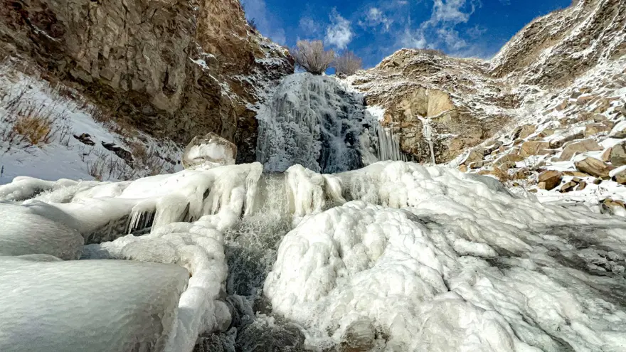 Kars'ta Susuz Şelalesi kısmen dondu 3 Kars'ta Susuz Şelalesi kısmen dondu 3