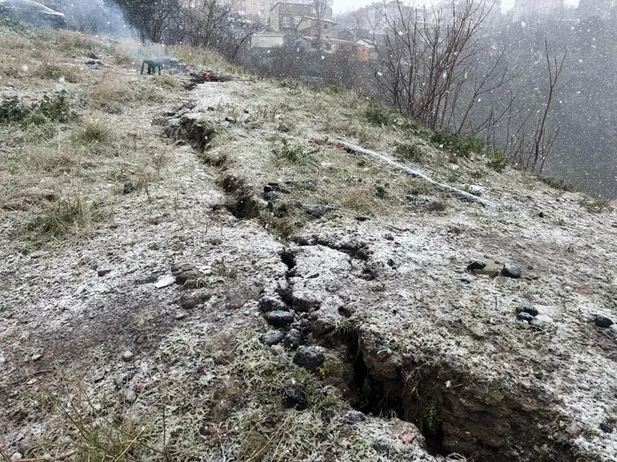 Yollarda çatlaklar oluştu! Gaziosmanpaşa'da 3 bina tahliye edildi 1