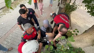 Üzerinden atlamak isterken koluna demir korkuluk saplandı