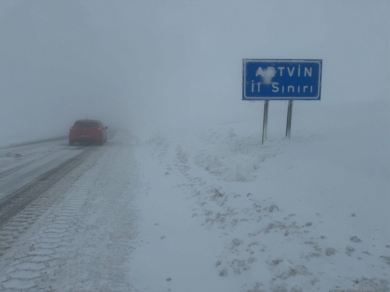 Ardahan-Artvin karayoluna çığ düştü