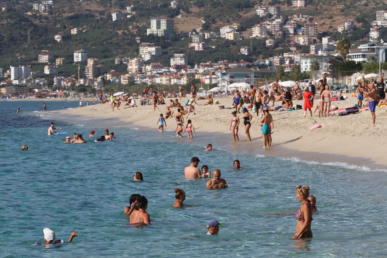 Antalya'da güneş açtı, tatilciler plaja indi