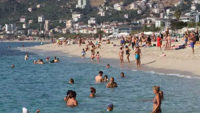 Antalya'da güneş açtı, tatilciler plaja indi