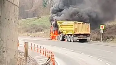 Hafriyat kamyonu alev alev yandı