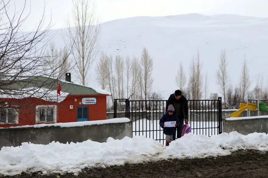 2 derslik 1 öğrenci: Hasret'in karne sevinci 6