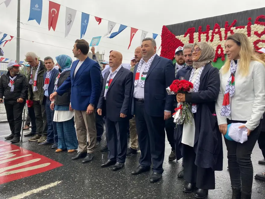 HAK-İŞ Kazancı Yokuşu'na karanfil bıraktı 5