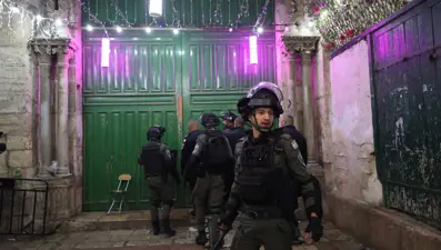 İsrail polisinden Mescid-i Aksa'ya baskın