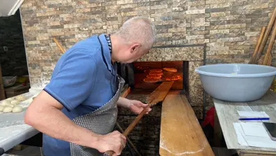 Yaklaşık 400 derece sıcaklığın karşısında zorlu mesai: ''Normal biri 10 dakika durmaz''