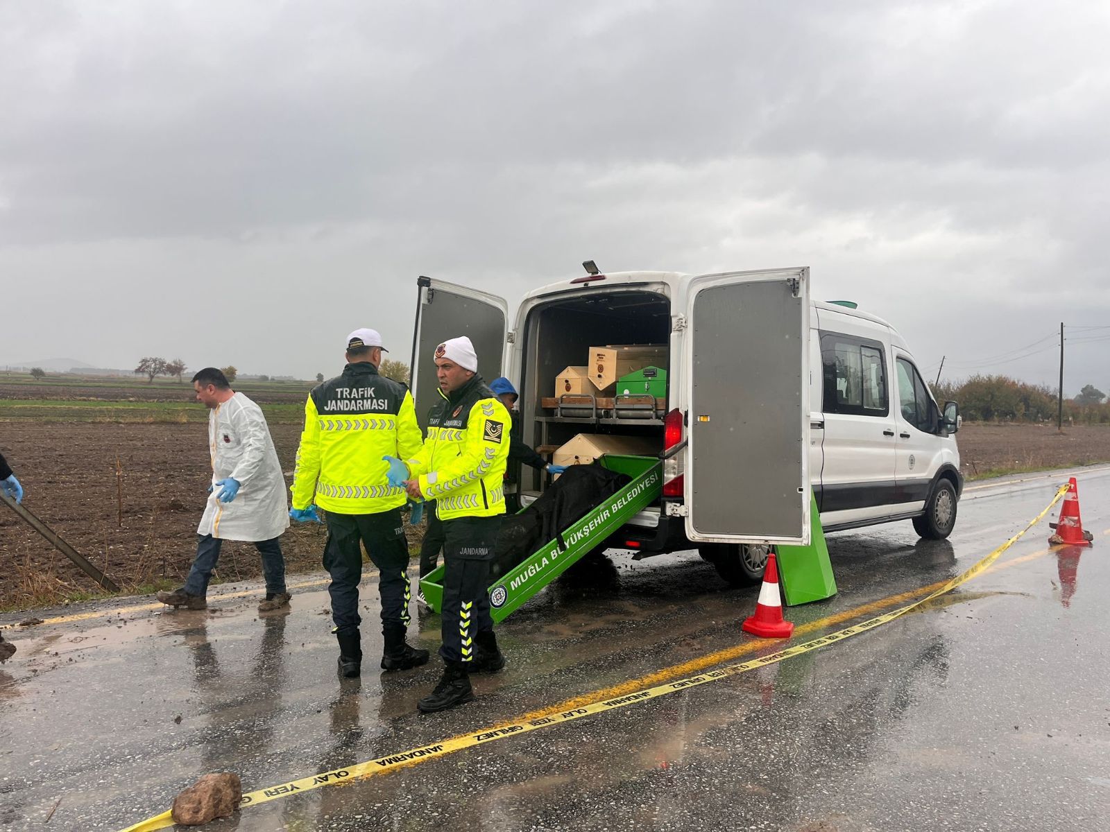 Milas'ta yol kenarında kimliği belirsiz erkek cesedi bulundu