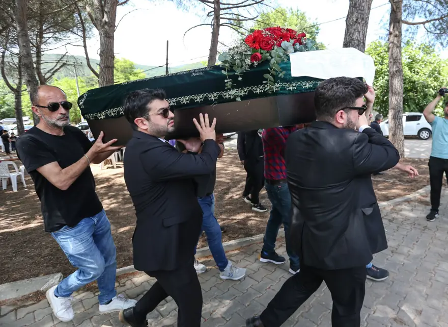 Korhan Berzeg için cenaze töreni: Kemikleri toprağa verildi 11