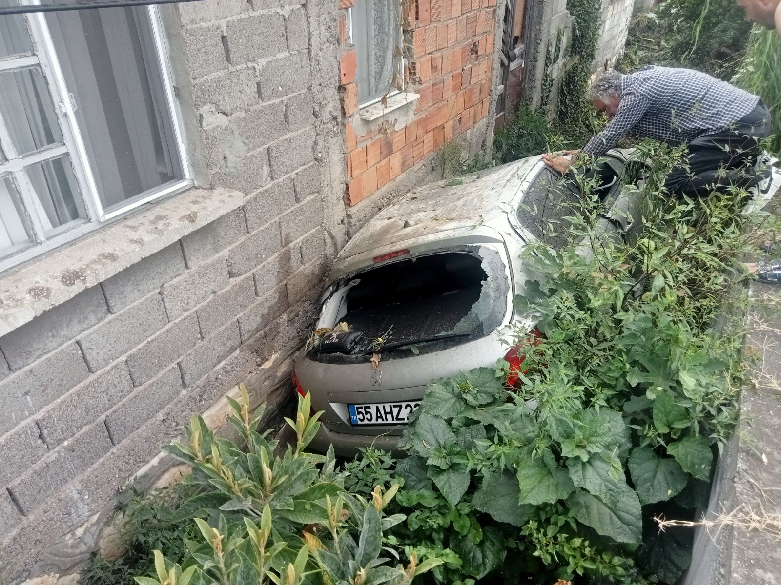 Kayganlaşan yolda kontrolden çıkan otomobil evin bahçesinedüştü
