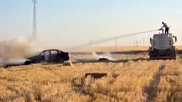 Otomobilde başlayan yangın tarlaya sıçradı