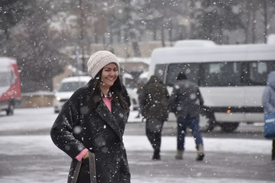 Sivas'ta kar yağışı: Kent meydanı beyaza büründü 7