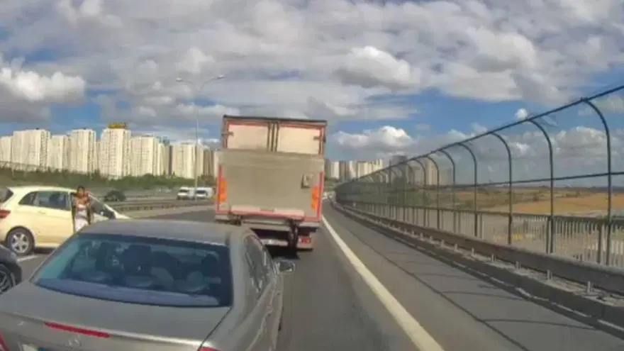 Kediyi kurtarmaya çalıştı, otomobil çarptı: İstanbul'da feci kaza 1