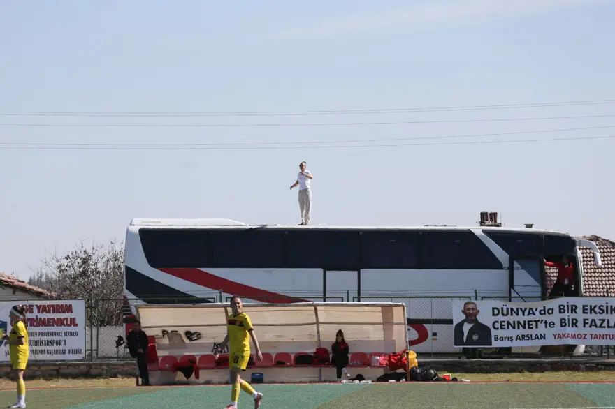 Yeşil sahada görülmemiş olay: Cezalı antrenör, takımını otobüsün üzerinden yönetti 2