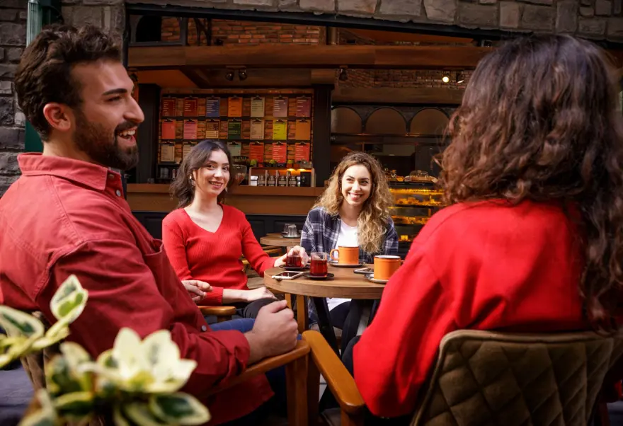 İlişkilerin çoğu nasıl başlıyor: İlk görüşte aşk mı, arkadaşlık ilişkisi mi? 