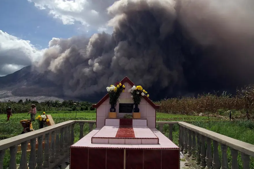 Sinabung binlerce kişiyi evinden etti 7