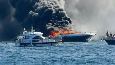 Erdek'te 15 metrelik yat alev alev yandı