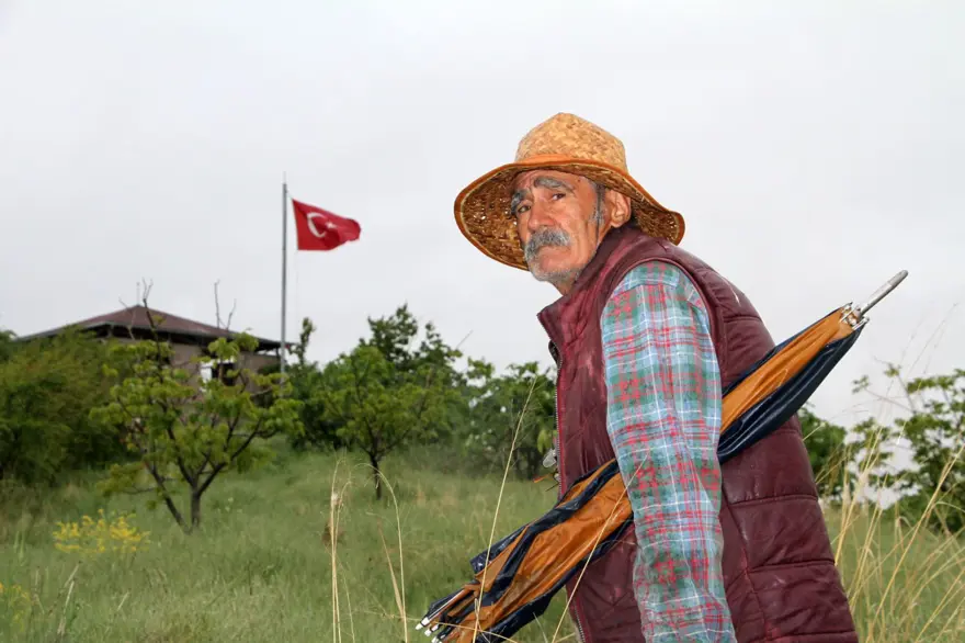"Robinson Crusoe" Ziya dede hastalandı: Yerleştiği ıssız adayı yeşile bürümüştü 7