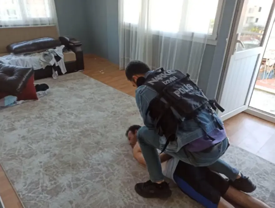 İzmir’in 6 ilçesinde eş zamanlı operasyon: 64 gözaltı 3 İzmir’in 6 ilçesinde eş zamanlı operasyon: 64 gözaltı 3