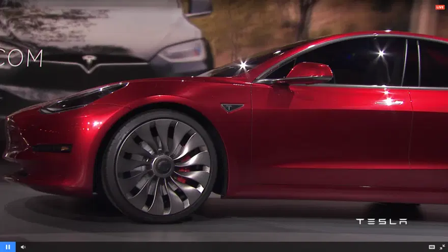 Tesla Model 3 görücüye çıktı 37